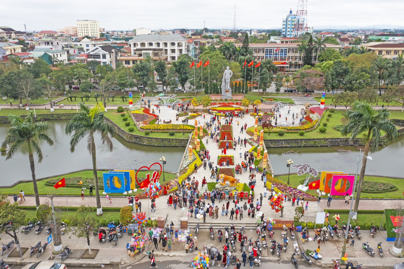 Kh&ocirc;ng kh&iacute; đ&oacute;n xu&acirc;n tại th&agrave;nh phố Đ&ocirc;ng H&agrave; - Ảnh: Bảo Linh
